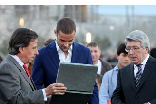 El jugador internacional del Atltico de Madrid Mario Surez ya tiene un campo de ftbol en Alcobendas