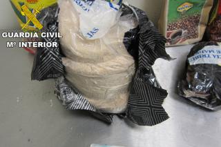 La Guardia Civil intercepta en el aeropuerto ms de siete kilogramos de cocana oculta en caf y leche en polvo. 