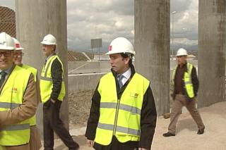 Una gra de 700 toneladas coloca las vigas del puente que dar acceso al nuevo desarrollo de Tres Cantos. 