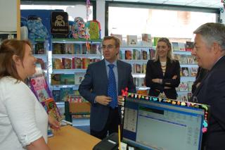 El Director General de Comercio visita varias libreras de Colmenar Viejo