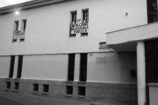 La plataforma por la escuela pblica de Colmenar hace entrega de las firmas contra el cierre del colegio Isabel la Catlica