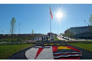 Paracuellos inaugura la plaza de la Brigada Paracaidista con un homenaje a la bandera 