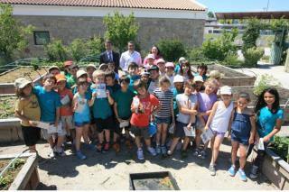 40 nios del colegio Miguel de Cervantes de Tres Cantos reciben su diploma de horticultor