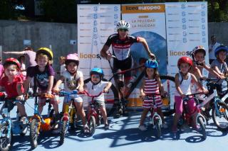 Nios de 3 a 5 aos recrean el Tour de Francia con el ciclista profesional Luis Pasamontes en Alcobendas