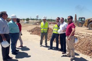 El alcalde de Paracuellos visita las obras del nuevo campo de ftbol