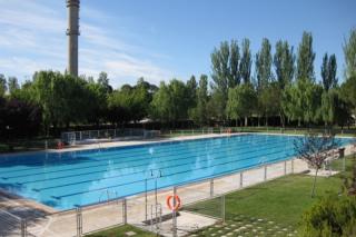 La Concejala de Sanidad de Tres Cantos inspecciona las piscinas comunitarias para garantizar la calidad del agua 