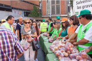 Los agricultores protestan contra el veto de Rusia repartiendo 10.000 kilos de fruta