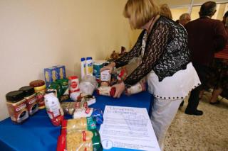 Los vecinos de Alcobendas donan cientos de juguetes y alimentos para la campaa de Navidad