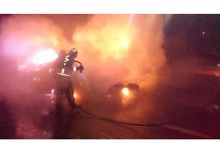 Los bomberos extinguen un incendio en un coche en San Sebastin de los Reyes