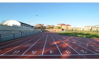 Los deportistas de Colmenar ya pueden disfrutar del nuevo pavimento de la pista de atletismo del Martn Colmenarejo 