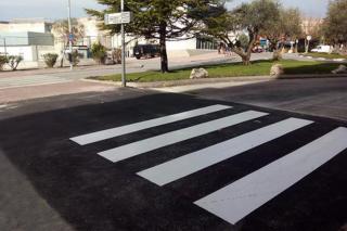 El Ayuntamiento de Colmenar mejora 16 pasos de cebra para incrementar la seguridad vial de los peatones 