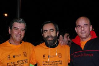 Los concejales Ramn Cubin y Pedro Salazar y el presidente del club organizador Gustavo Durn participaron en la I San Silvestre Alcobendense 