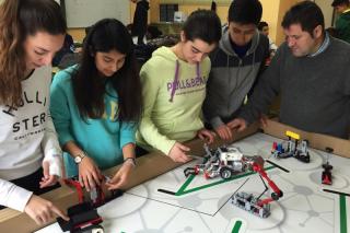 Alumnos de robótica del instituto José Luis Sampedro de Tres Cantos participan en un concurso científico 