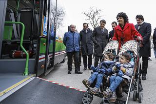 Los autobuses permitirán el acceso con carritos de gemelos