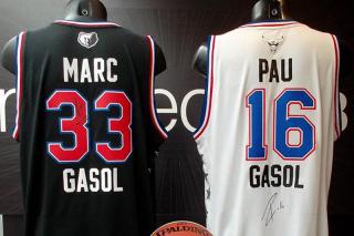 Las camisetas del All Star de Pau y Marc Gasol ya lucen en el museo de la Federación Española de Baloncesto en Alcobendas