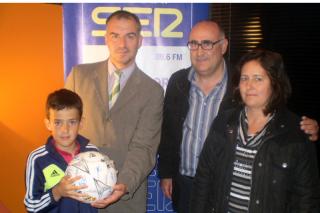 Alicia Pérez, afortunada oyente que obtiene el balón firmado por todos los jugadores del Real Madrid