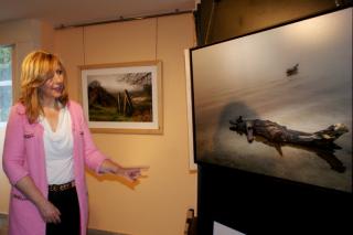 La alcaldesa de Soto del Real inaugura la exposición fotográfica de Nabé en el Centro Cultural de la localidad