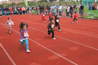 700 niños participan este sábado en Tres Cantos en la Carrera Mini para Chupetines