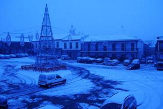 Plaza del Ayuntamiento de Valdemoro nevado por la ola de frio siberiano