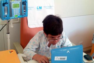 El servicio de pediatría del Hospital Infanta Sofía recibe una donación de ordenadores y videoconsolas 