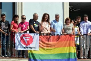 Sanse coloca la bandera arcoíris en su balcón consistorial con motivo del Día Internacional del Orgullo 