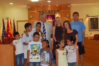 El alcalde de Colmenar Viejo recibe a los niños saharauis que pasarán este verano con familias colmenareñas