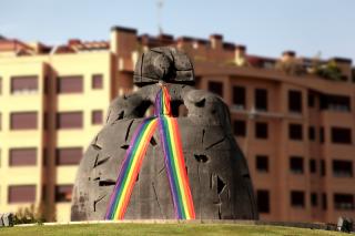 Alcobendas decora su Menina con bandera arcoíris por la semana del Orgullo