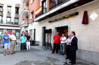 Alcobendas homenajea a Elena Montes con una plaza en la fachada de la pastelería de la que fue fundadora 