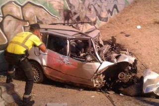 Fallece un conductor al chocar su vehículo contra un muro de granito 
