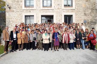 Visita de Natalia Prez, gerente de PAMAM y un centenar de mujeres de la sierra norte a la exposicin sobre la historia del bandolerismo