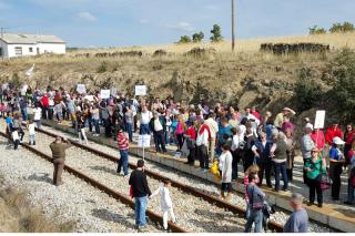 Más de 300 vecinos participan en la manifestación que reclama el Cercanías hasta Soto del Real