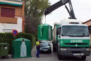 Paracuellos y Ecovidrio reparten 41 cubos de reciclaje entre locales hosteleros 