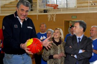 Romay ensea en Sanse a los mayores a jugar al baloncesto