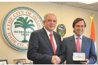 El alcalde de Alcobendas recibe el reconocimiento de la disidencia cubana