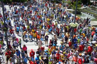 Cientos de personas disfrutan en Alcobendas con la Fiesta de la Bicicleta.