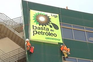 Activistas de Greenpeace se cuelgan de la sede de BP en Alcobendas en protesta por el vertido del golfo de Mxico