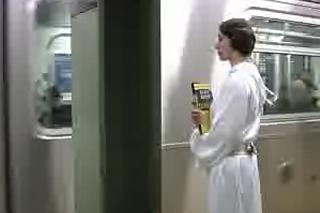 La Princesa Leia coge el metro.